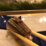 寿司処 やまざき - おまかせ６０００円。秋刀魚炙り肝醤油。全く小骨を感じない秋刀魚を炙り、肝醤油を塗り、肝を乗せてあります。秋刀魚の旨味、脂、肝を楽しめます（╹◡╹）（╹◡╹）