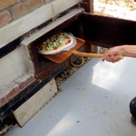 緑工房 - 石窯に入れます。