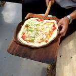 緑工房 - 一度出して焼き加減を確認、周りのこげを落とします。