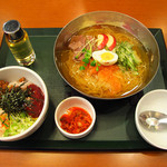 シジャン - 【ランチ】 伝統の韓国冷麺ミニビビンバ付き \1080