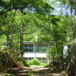 緑工房 - お店は森の中にあります。