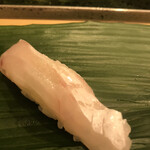 寿司処 やまざき - おまかせ６０００円。ハタ。少し歯応えが強目ですが、噛むほどに甘みと脂が溶け出し、とーっても美味しくいただきました（╹◡╹）（╹◡╹）