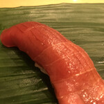 寿司処 やまざき - おまかせ６０００円。中トロ。生の天然本まぐろです。赤身と脂身のバランスが、とーっても良く、最近いただいた中では、最高のものです（╹◡╹）（╹◡╹）