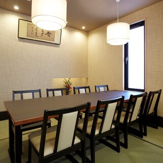 Fully equipped with tatami-style private rooms. Large hall for banquets for up to 50 people ◎