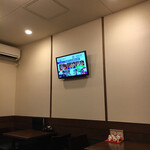 Iriyaki Shimojim Monzen No Daya - 予約のお部屋にはテレビがあって、お店が取材された様子が無音で流れていました