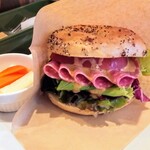 サンドイッチ・ファクトリー - 小腹が減ったのでサクッとランチはベーグルサンド「ミラノサラミ」！
