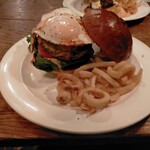 チリチーズバーガー1300円、目玉焼き100円