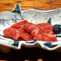 肉割烹 上 - 醤油漬けの牛肉のお刺身