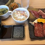 月島焼肉 BULLS - 味噌タンは生卵で。