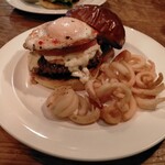 ハンバーガー1300円、目玉焼き100円