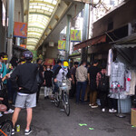 teppanyakihorumonyamaki - ガード下の人だかりが出来てる所が店で、道を挟んで行列ができている所が待ちの人々。ここで大きく左にサイドチェンジ。