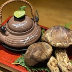 Umai Sakana To Shunsai Ryouri Fukutoku - 秋の味覚松茸。岩手や山口の国産を使用。鱧と土瓶蒸しで。