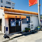 Ryuuguu - 店舗外観、裏はガソリンスタンド。