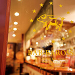 BAR BAROSSA - 入口のガラスからの店内