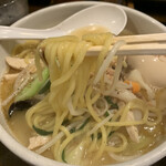 鶏の穴 - では麺をいただきます。
      麺のリフトアップ！！