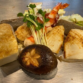 海鮮や野菜を盛り込んだ「鉄板おまかせメニュー」がおすすめ！