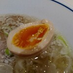 らーめん鱗 - 味玉の断面