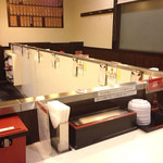 天ぷら食堂ゑびすや - 店内はコの字型カウンターが2つ
