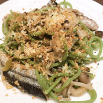 立ち飲み食堂 ウルトラスズキ - 秋刀魚とキノコのアンチョビ生パスタ(Sサイズ）450円