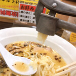 鶏ふじ - ニンニクスクイーズ中