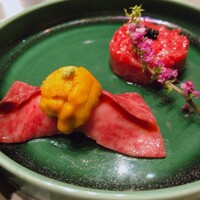 焼肉うしごろ 横浜店 - 牛刺し2種盛り合わせ
                    ザブトンと北海道産雲丹・牛タルタルとキャビア