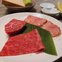 焼肉うしごろ 横浜店 - 極みタンはニュージーランド産のタン元
                      厳選選厚切りハラミ
                      特選部位塩リブシン