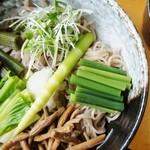 そば処 平石亭 - 「夏のぶっかけそば」右側からです（7/14UP）