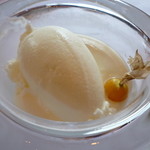 ウシマル - ＜2012年7月＞うちの牛乳アイスクリーム　ヨーグルトとほおずき添え