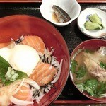 山口水産 - トロサーモン丼(アラ汁付き)600円