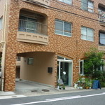 エーテル - 駐車場は店の左側をくぐっていくと奥にあります