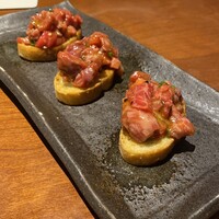 蕃 YORONIKU - ユッケは混ぜてブルスケッタにしていただきます♡