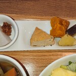 カフェ イチカ - 小さなお惣菜プレートもついています。