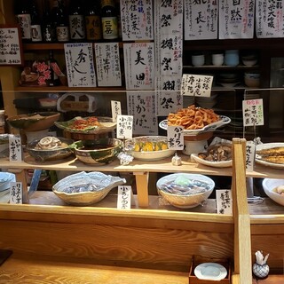 おばんざいとカウンター席の間には安心のパーテーション設置。
                                          