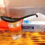 野菜みそラーメン 鬼首 - こうして待つ
      inのし梅テーブル