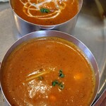 BINDU - 手前が海老カレー 奥が野菜チキンカレー