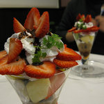 フルーツサロン・ベニマン - ストロベリーチョコレートパフェ