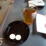 鍵善良房 - 冷たい番茶とお干菓子