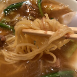 仙香園 - ストレート麺は案外硬め。スープに美味さを感じない