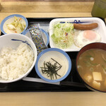 松屋 - ソーセージエッグ定食で豚汁変更して510円。