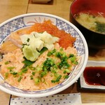 磯丸水産 - サーモン三色丼