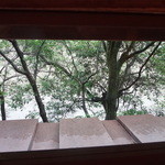 松籟庵 - 足元の窓からの景色