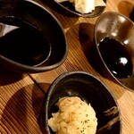 串カツ・もつ鍋・かすうどん しゃかりき432” - 付きだし(キャベツとポテサラ)
