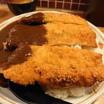 ぼんてん漁港 - カツはペラいけど、とにかくデカい