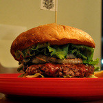 ホットチョップ - 横から見たチーズバーガー