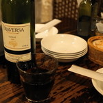 Bistro ひつじや - 2012.7 ワインはコップでガブ飲みです（ボトルはウルグアイの赤ワインTRAVERSA）