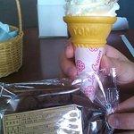 Bloom Cafe grande - ソフトクリームバニラ（￥250）、チョコクッキー（￥150）