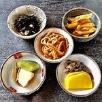 Chiduru - 無料のお総菜は小皿で