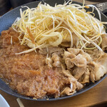 かつや - 2020年10月。肉うどんチキンカツ。バラ肉もチキンカツもたっぷり。