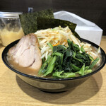 横浜家系ラーメン 蓮 - 野菜の山。ほうれん草も結構あります。
