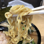 横浜家系ラーメン 蓮 - この麺がかなり美味しい。